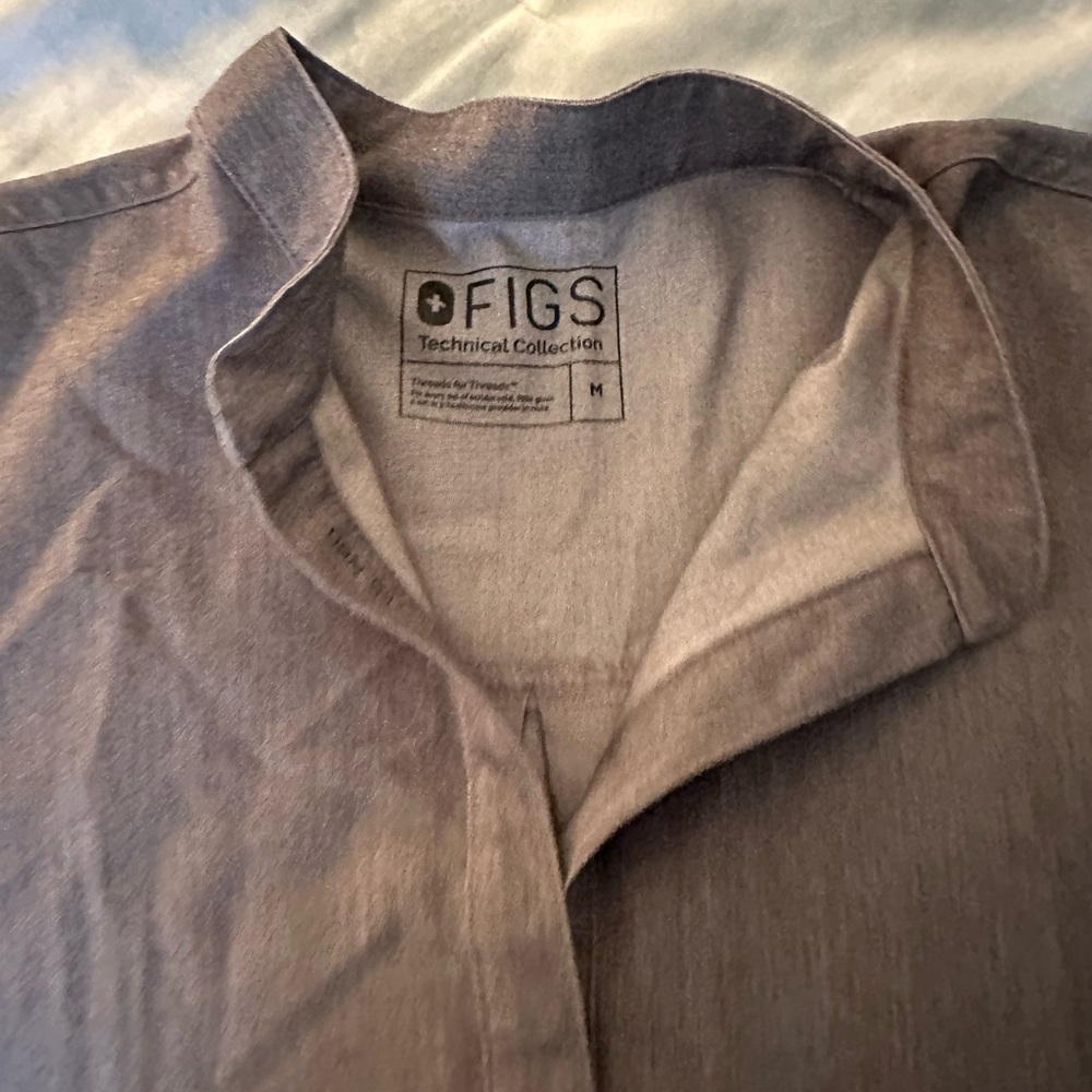 FIGS large gray scrubs